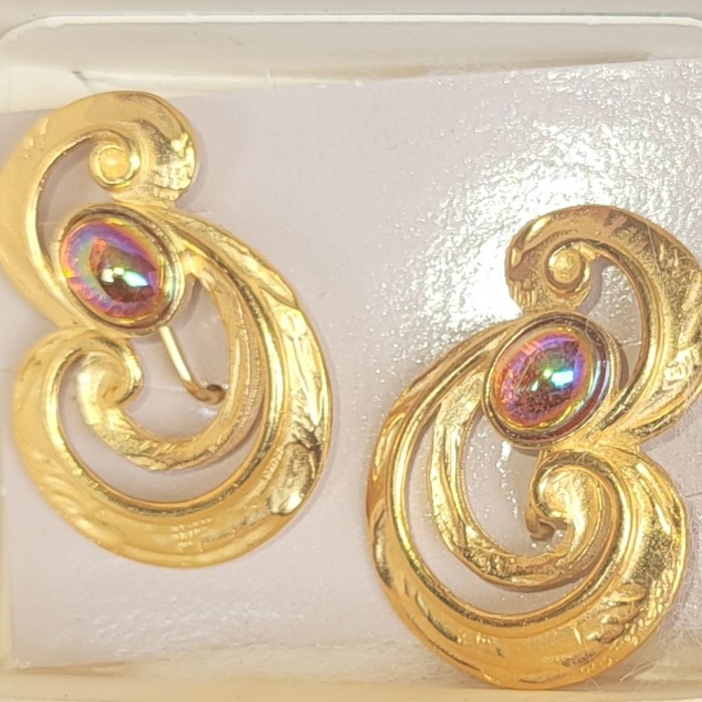 Vintage Avon Sculpted Art Clip On Earrings NIB